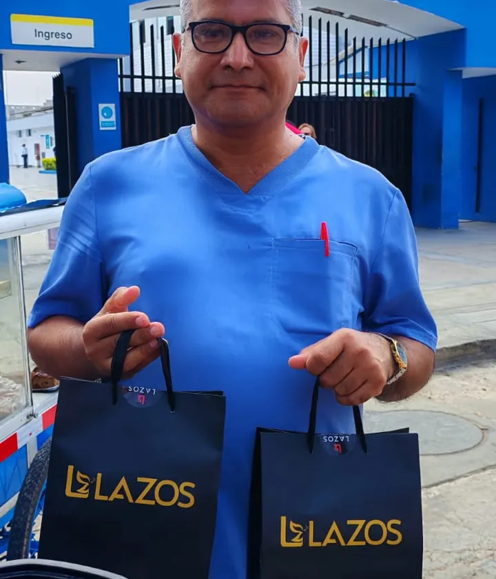 Cliente de LAZOS con su pedido personalizado