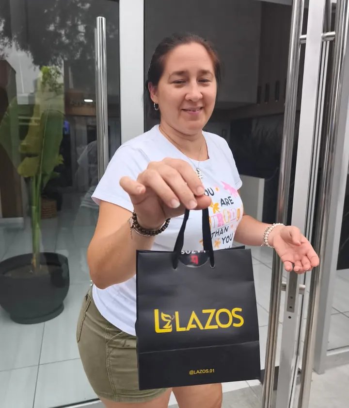 Cliente de LAZOS con su pedido personalizado