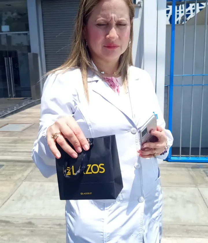 Cliente de LAZOS con su pedido personalizado