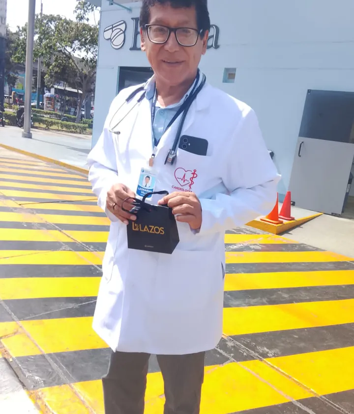 Cliente de LAZOS con su pedido personalizado