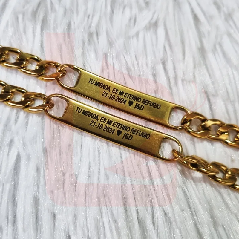 Pareja de esclavas doradas personalizadas con frase y fecha