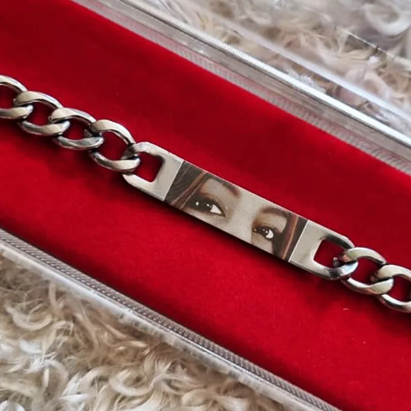 Esclava plateada personalizada con fotograbado de una mirada