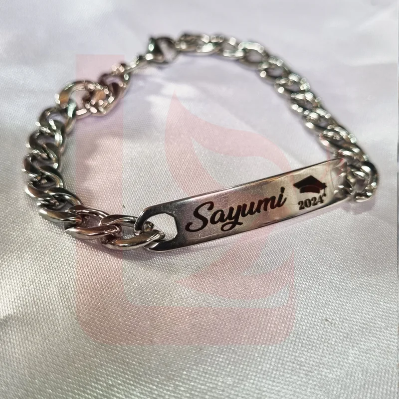 Esclava plateada personalizada con nombre y motivo de graduación