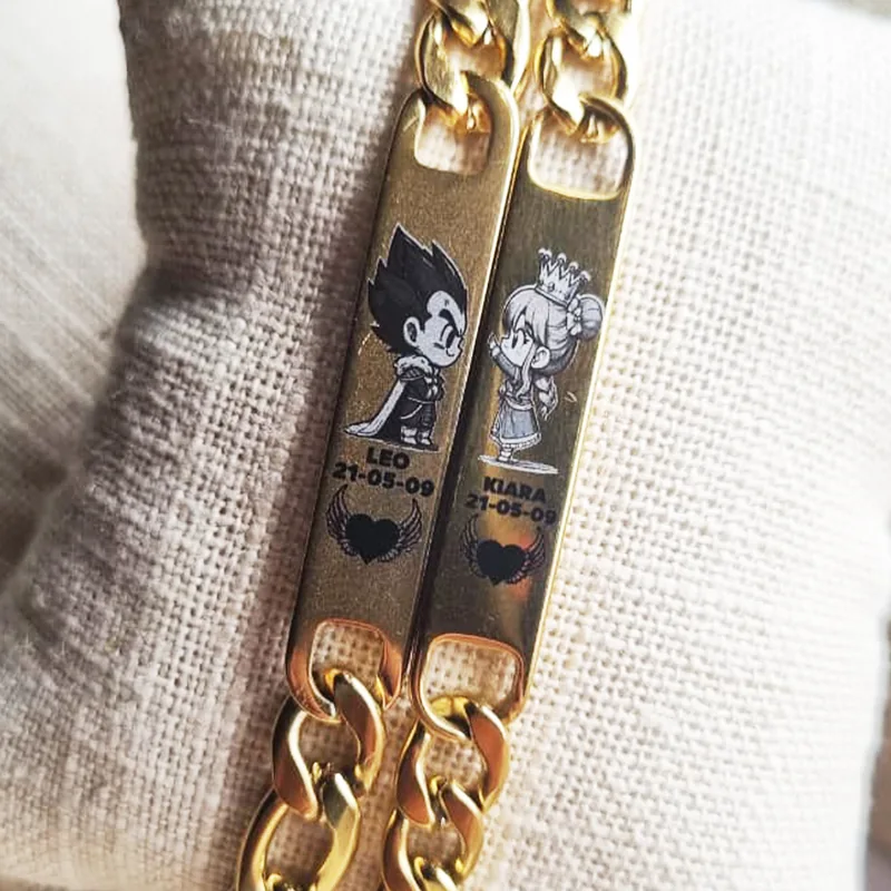 Pareja de esclavas doradas personalizadas con personajes y nombres