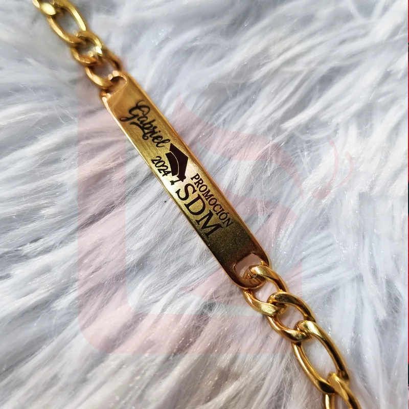 Esclava dorada personalizada con promoción y motivo de graduación