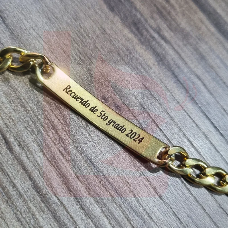 Esclava dorada personalizada con recuerdo de graduación
