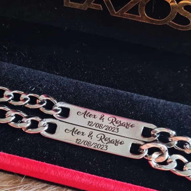 Pareja de esclavas plateadas personalizadas con nombres y fecha