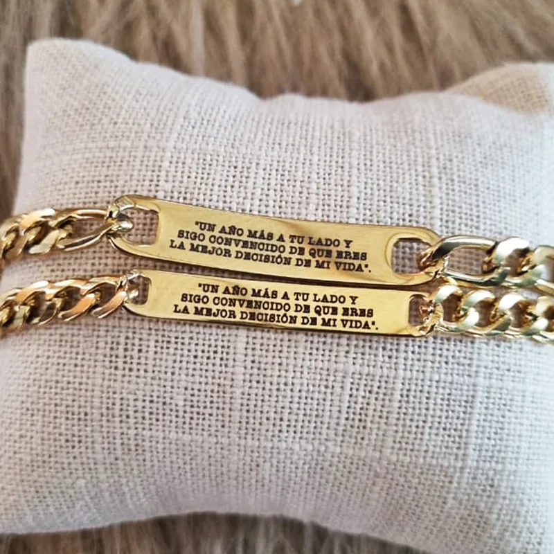 Pareja de esclavas doradas personalizadas con una dedicatoria