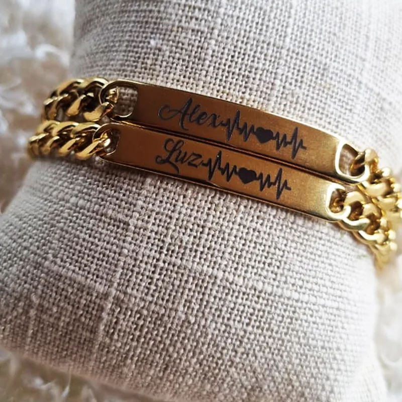 Pareja de esclavas doradas personalizadas con nombres y latidos