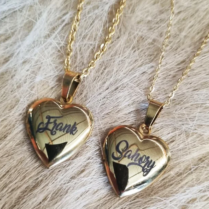 Pareja de dijes de corazón dorados personalizados con nombres