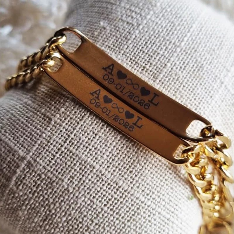 Pareja de esclavas doradas personalizadas con iniciales, corazones y fecha