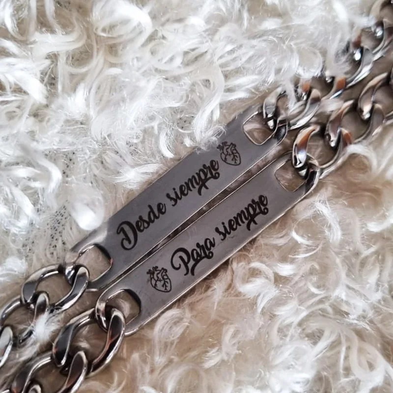 Pareja de esclavas plateadas personalizadas con frases complementarias