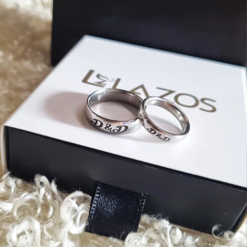 Pareja de anillos plateados personalizados con iniciales