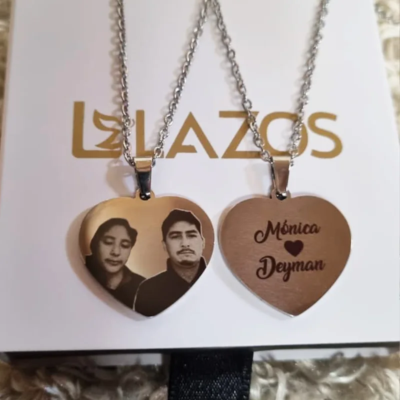 Pareja de dijes de corazón plateados, uno con fotografía y otro con nombres