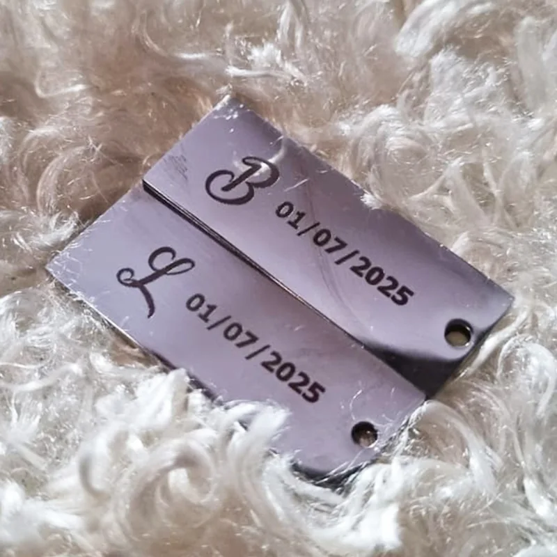 Pareja de dijes rectangulares plateados personalizados con iniciales y fecha