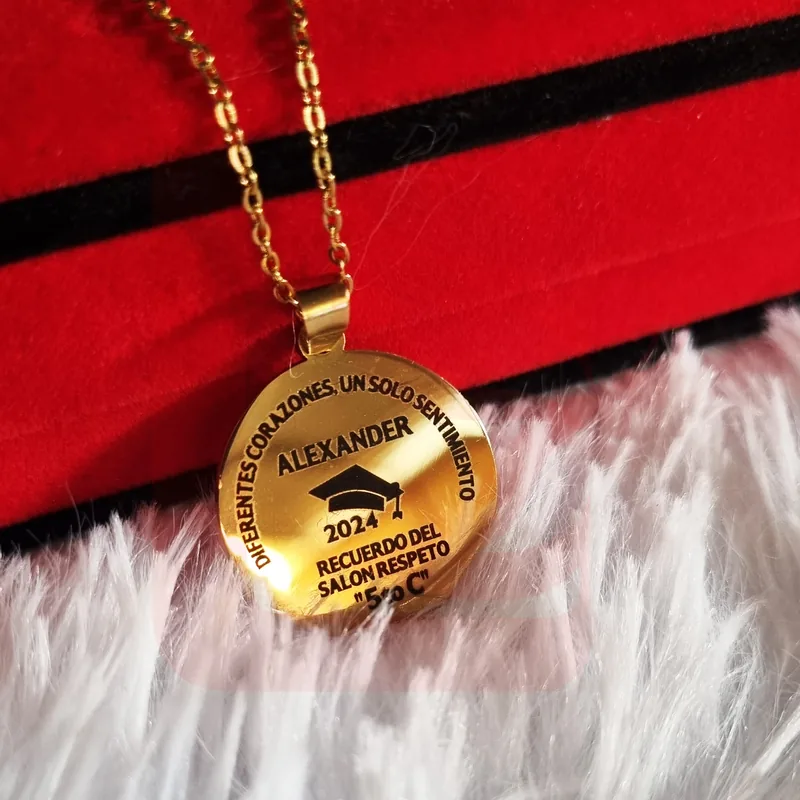 Dije Circular Dorado con Texto