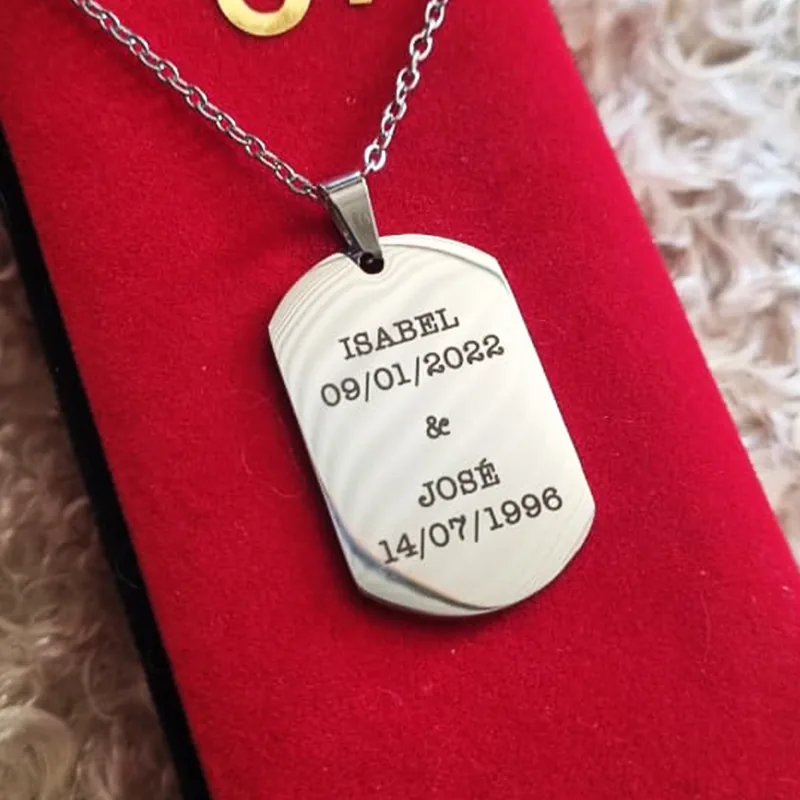 Dije Rectangular Plateado con Texto