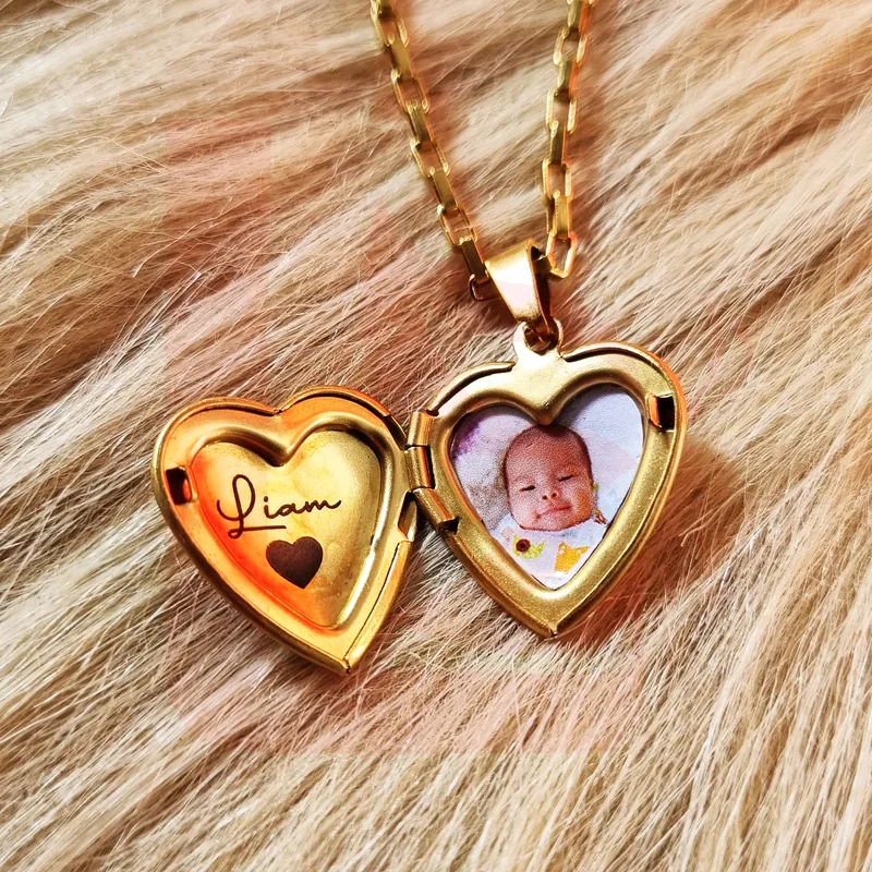 Relicario corazón dorado abierto con fotografía de bebé