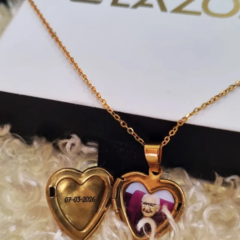 Relicario corazón dorado con fotografía y fecha personalizada