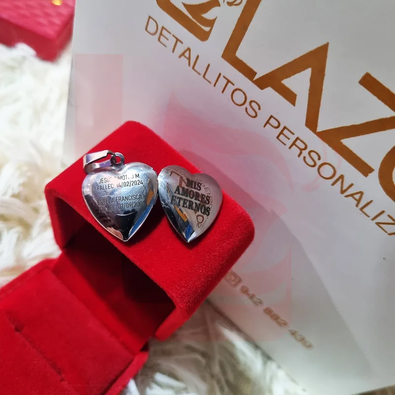 Relicario corazón plateado abierto con grabado conmemorativo