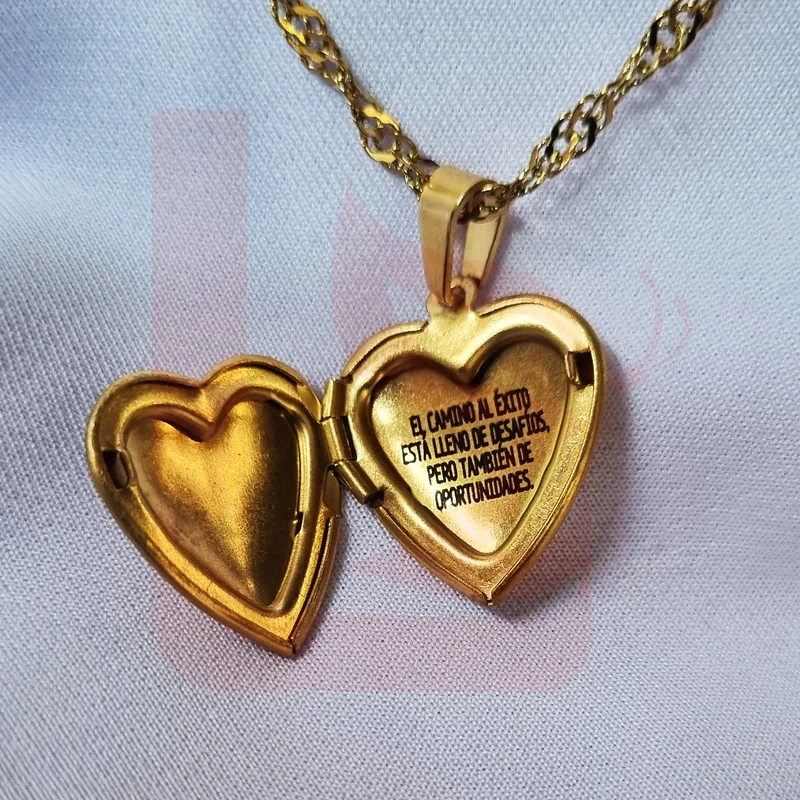 Relicario corazón dorado abierto con frase personalizada