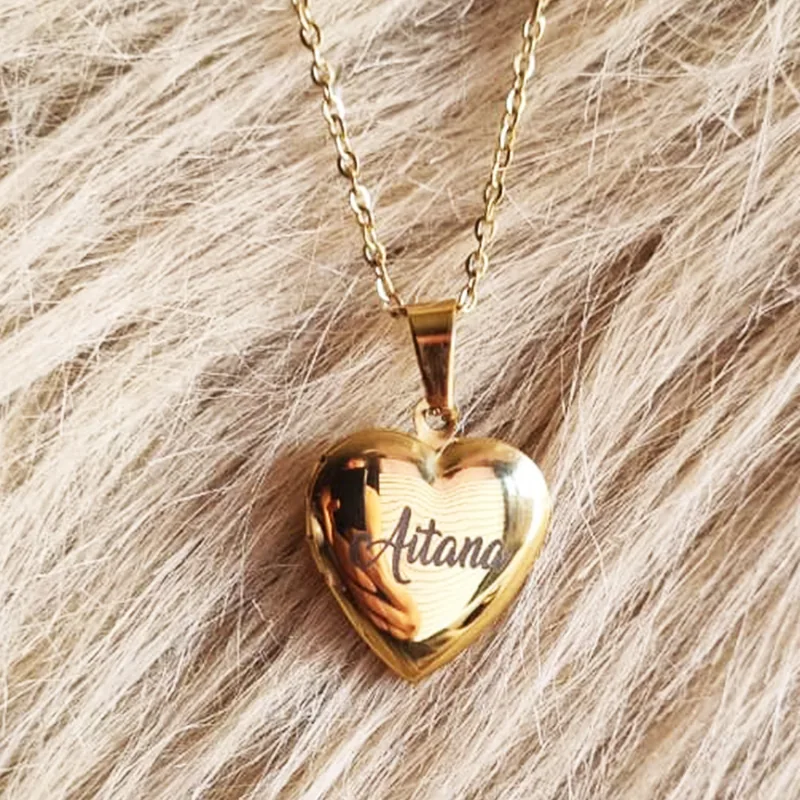 Relicario corazón dorado con nombre personalizado