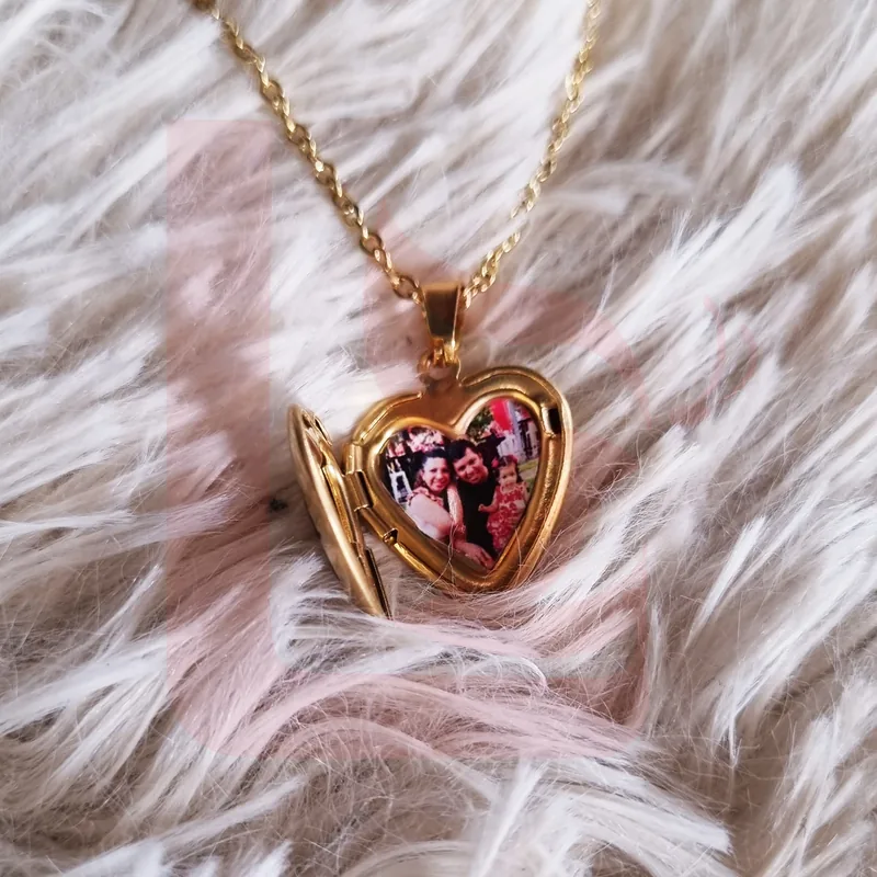 Relicario corazón dorado abierto con fotografía familiar
