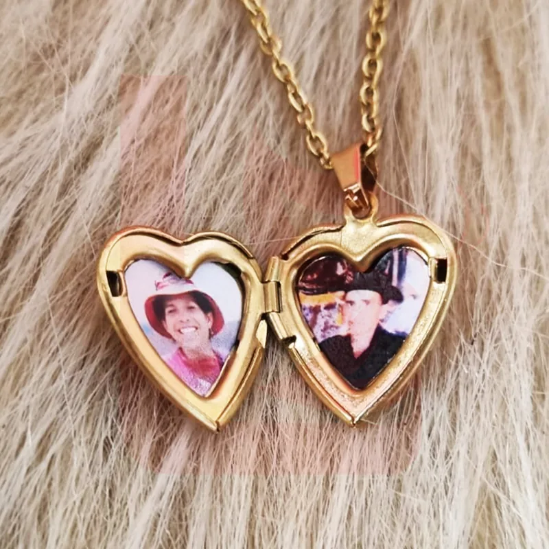 Relicario corazón dorado abierto con dos retratos