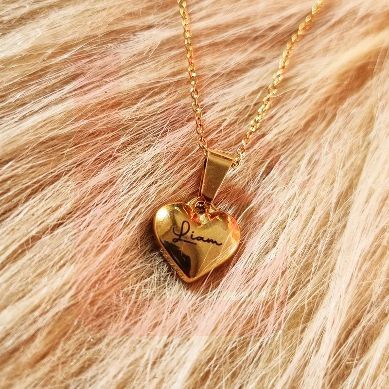 Relicario corazón dorado con nombre grabado