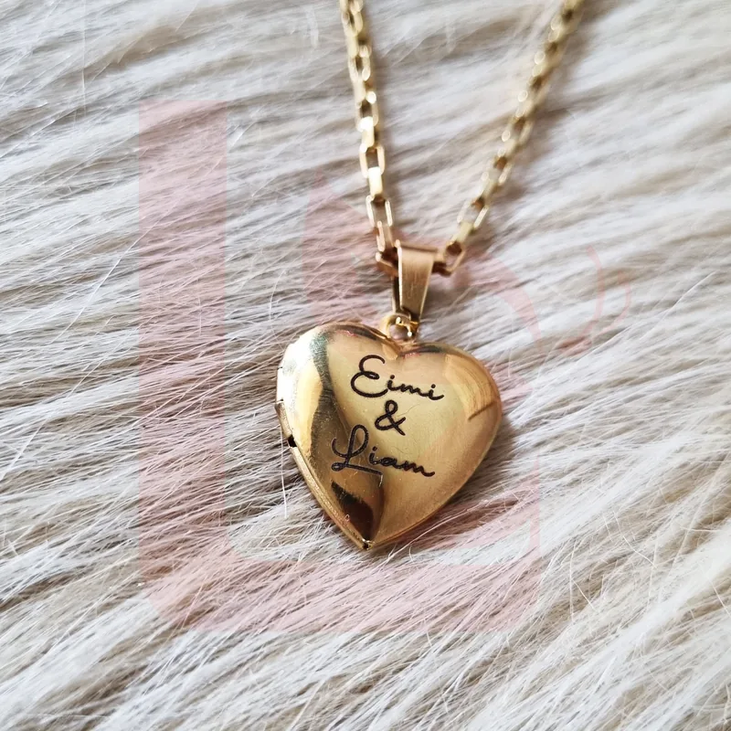 Relicario corazón dorado con nombres de pareja