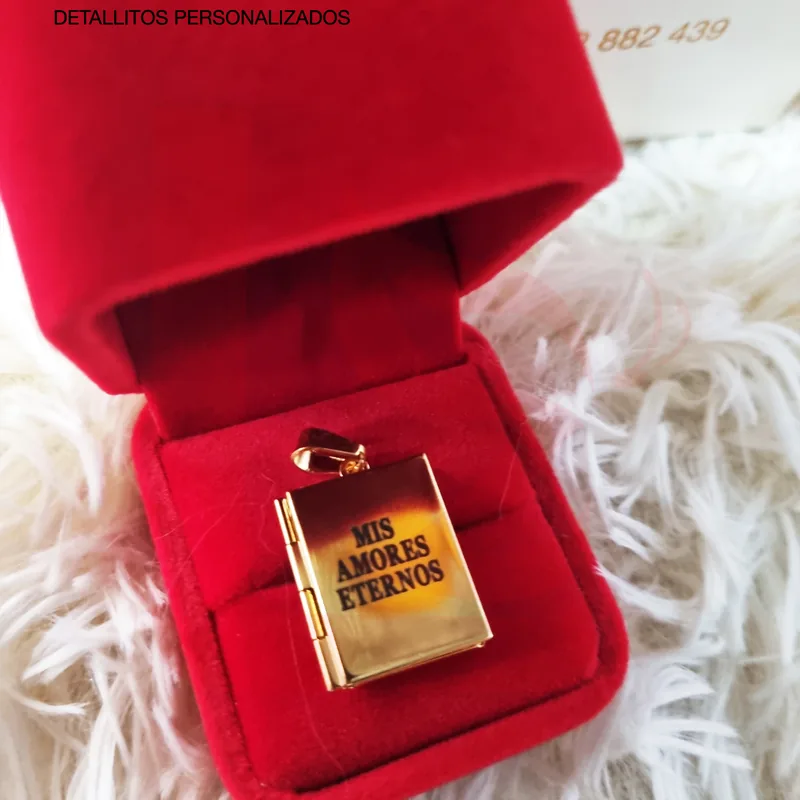 Relicario libro dorado con mensaje conmemorativo