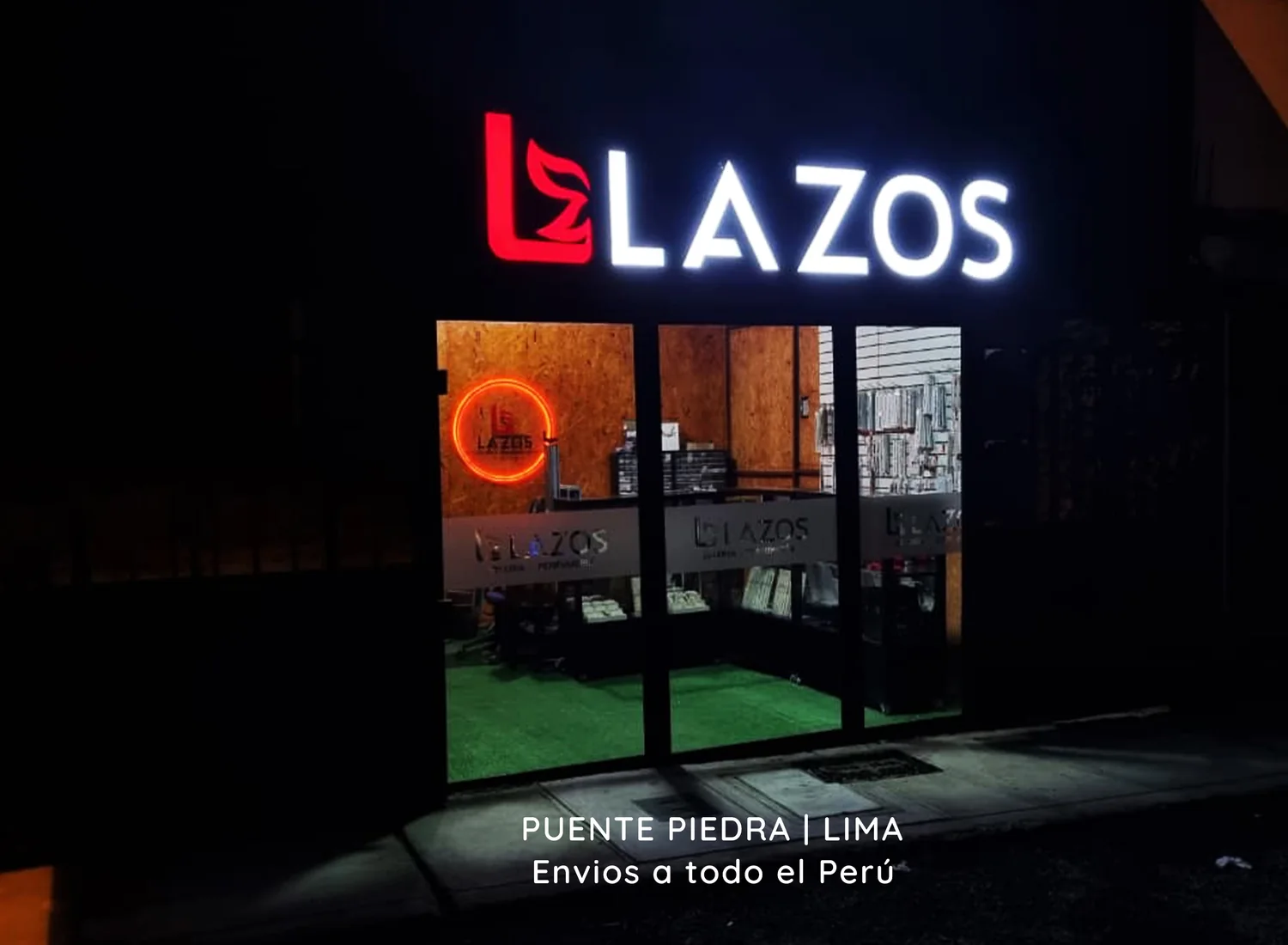 Tienda LAZOS iluminada de noche